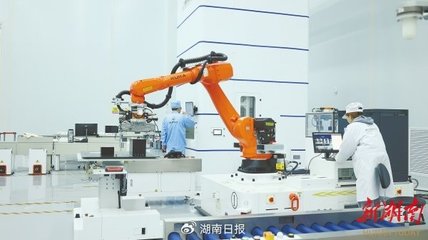 湖南賽德雷特衛星科技工廠內,工作人員對產品進行測試。通訊員 攝